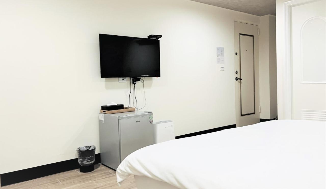 Shining House Apartment Tainan Bagian luar foto